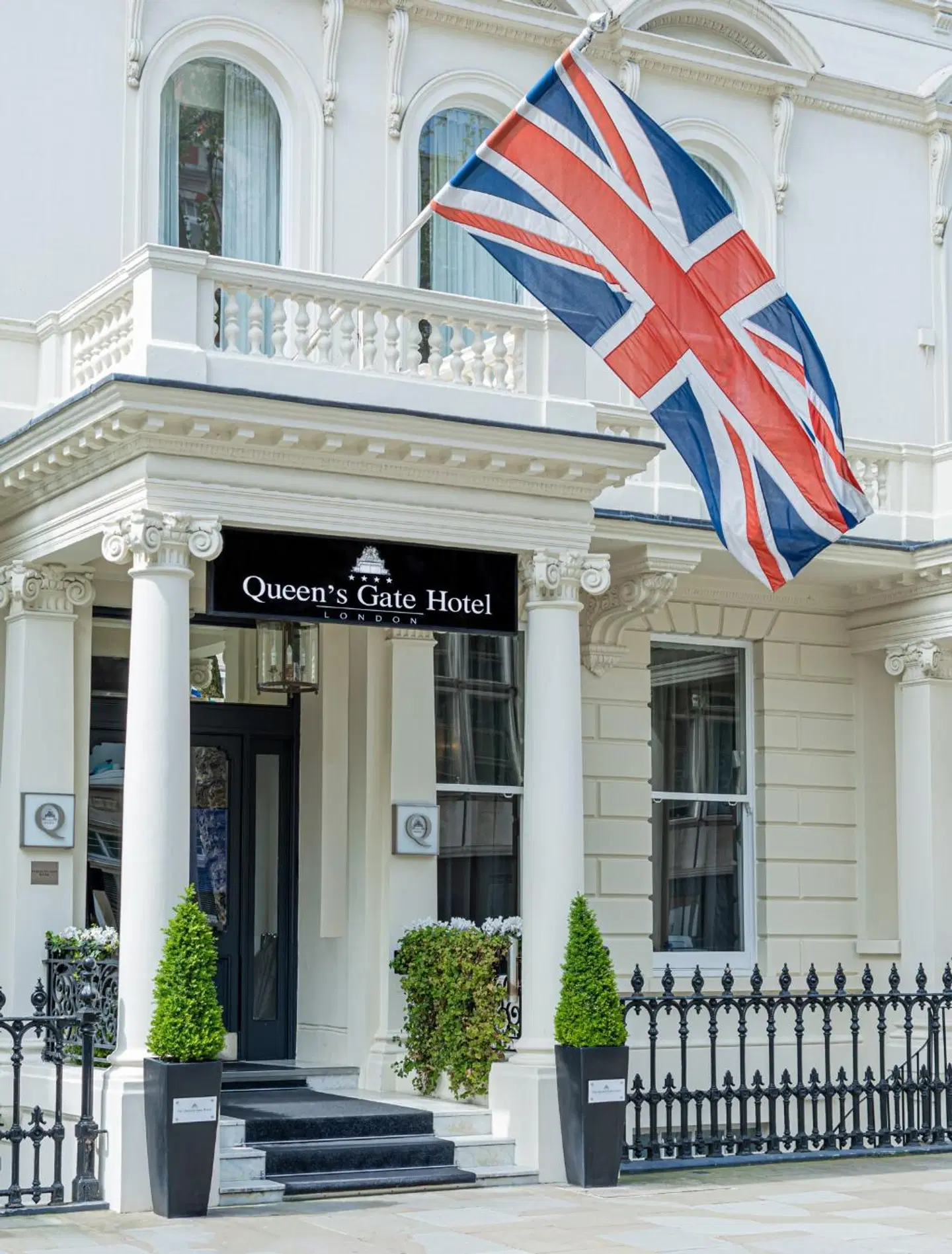The Queens Gate Hotel EXTERIOR