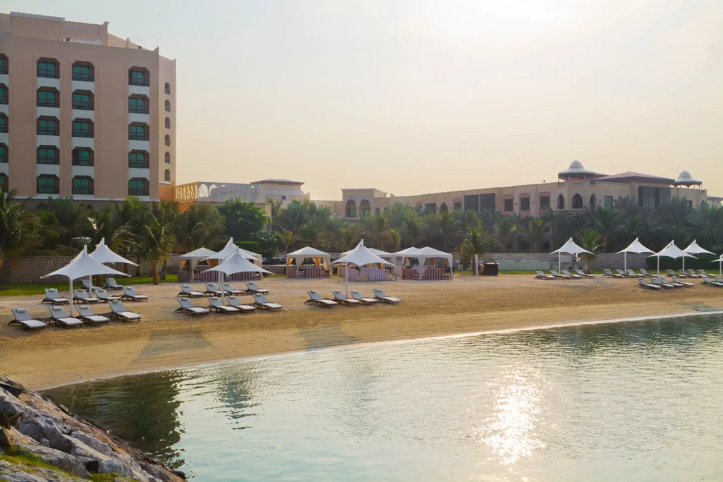 Traders Hotel Qaryat Al Beri Abu Dhabi Strand
