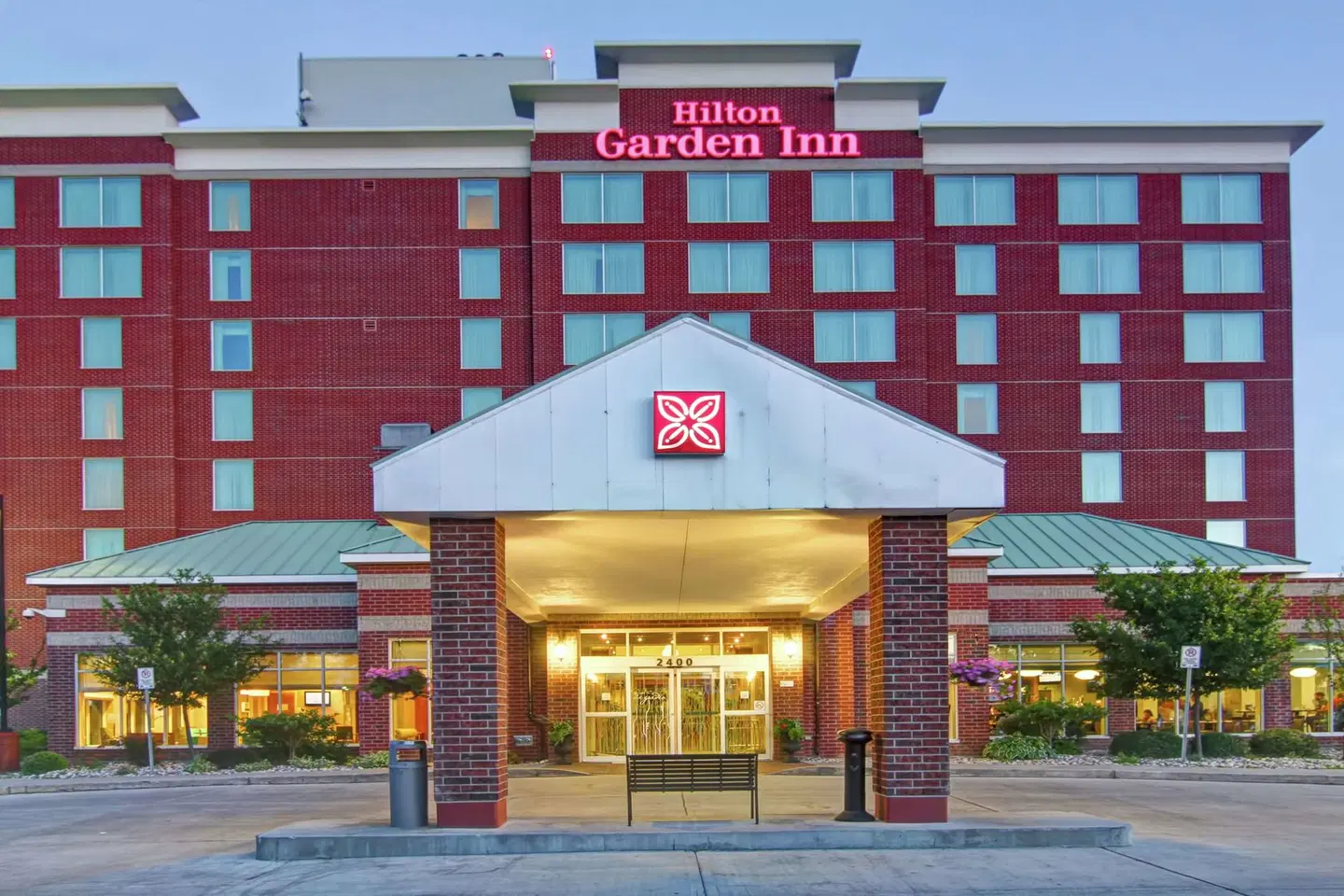 Hilton Garden Inn Ottawa Airport EXTERIOR