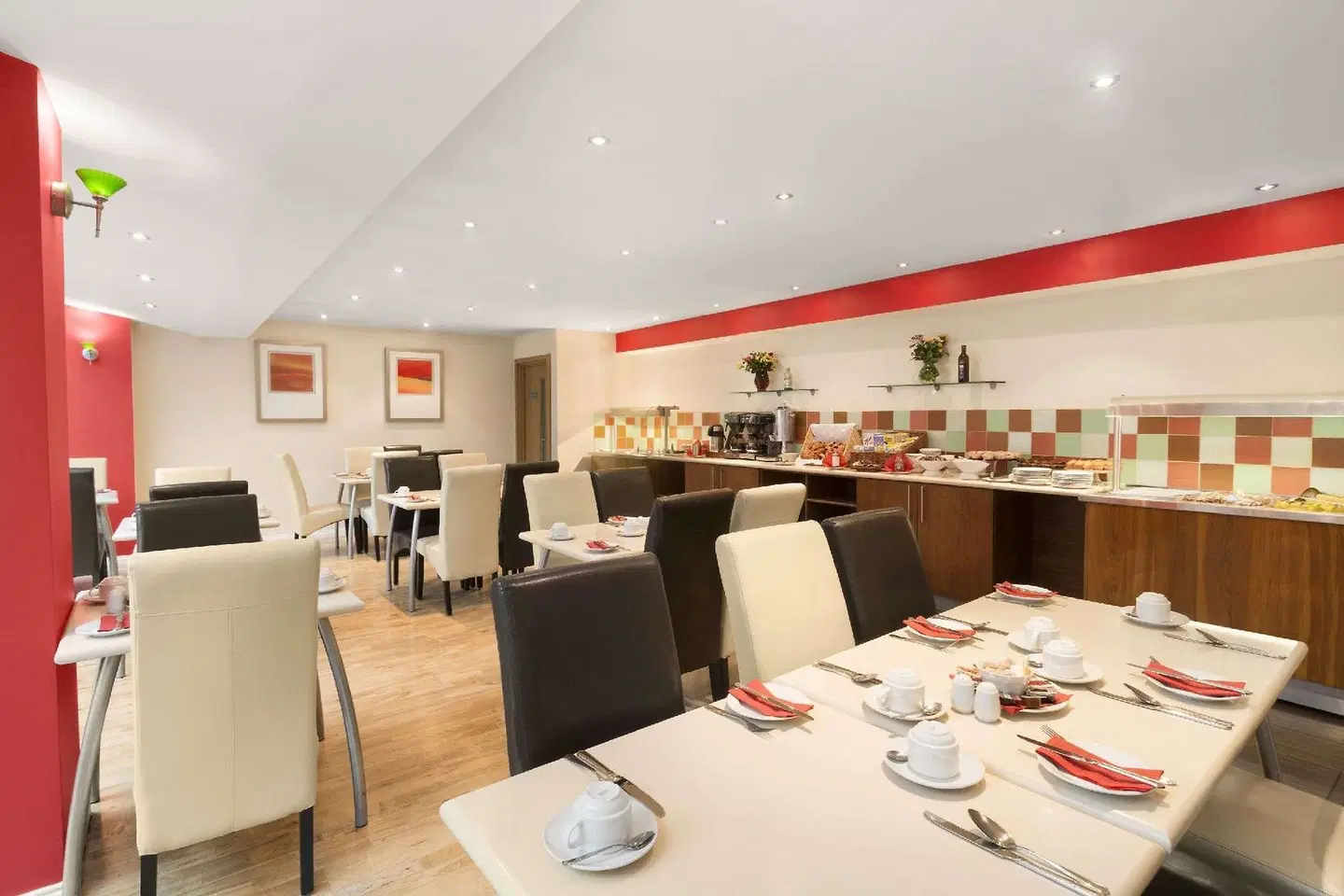 Ramada by Wyndham Hounslow - Heathrow East RESTAURANT