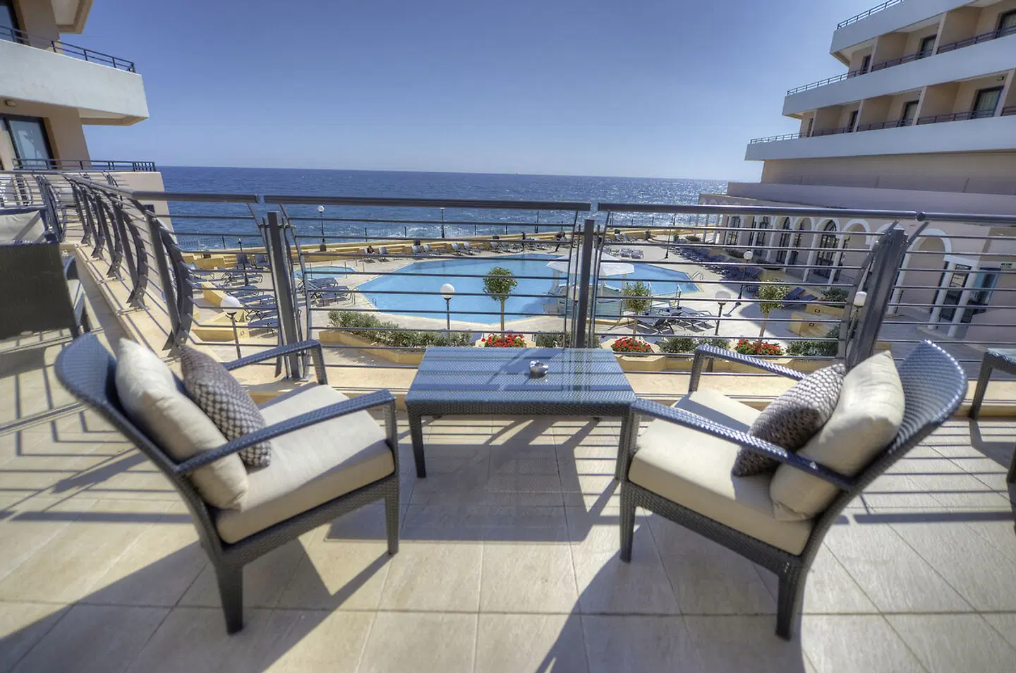 Radisson Blu Resort St. Julian's Terrasse