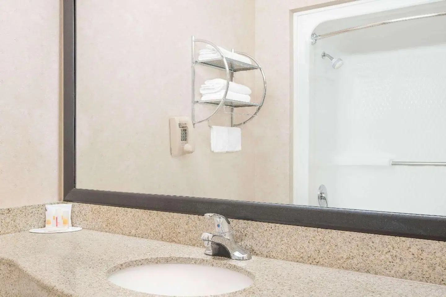 Days Inn & Suites by Wyndham Dumas Badezimmer