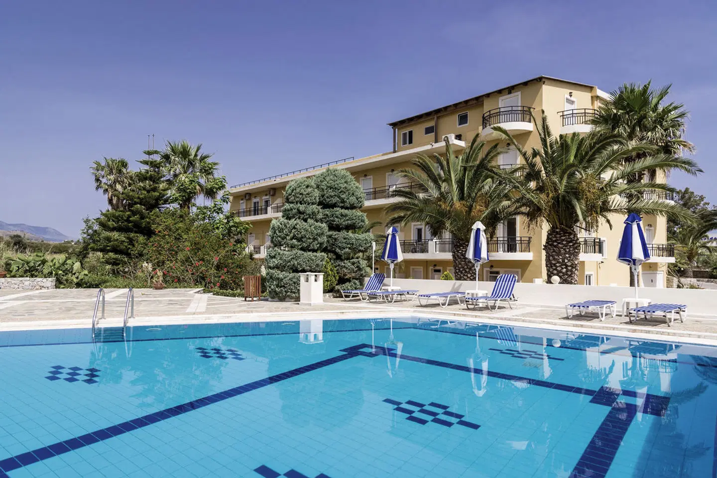 Vantaris Garden OUTDOOR_POOL