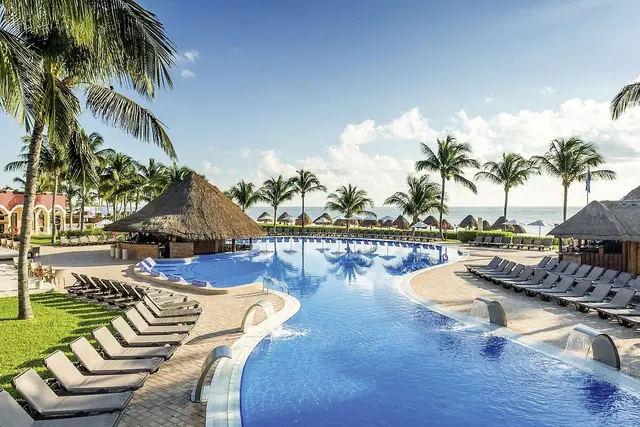 El Beso at Ocean Coral & Turquesa OUTDOOR_POOL