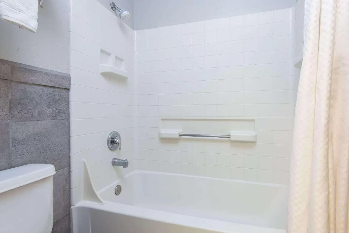 Days Inn by Wyndham Carlsbad Badezimmer