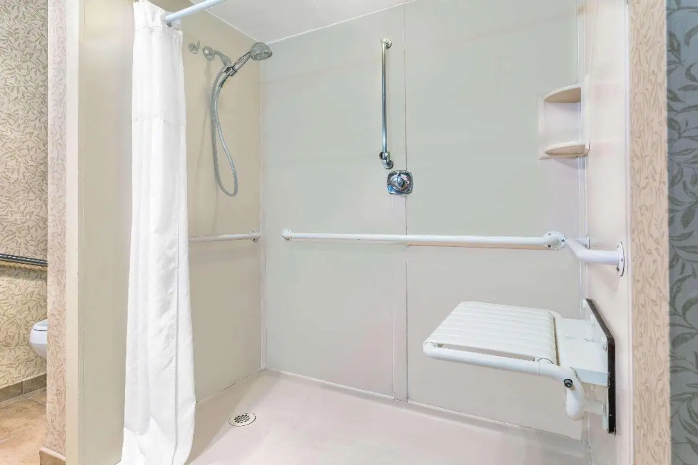 Days Inn by Wyndham Klamath Falls Badezimmer