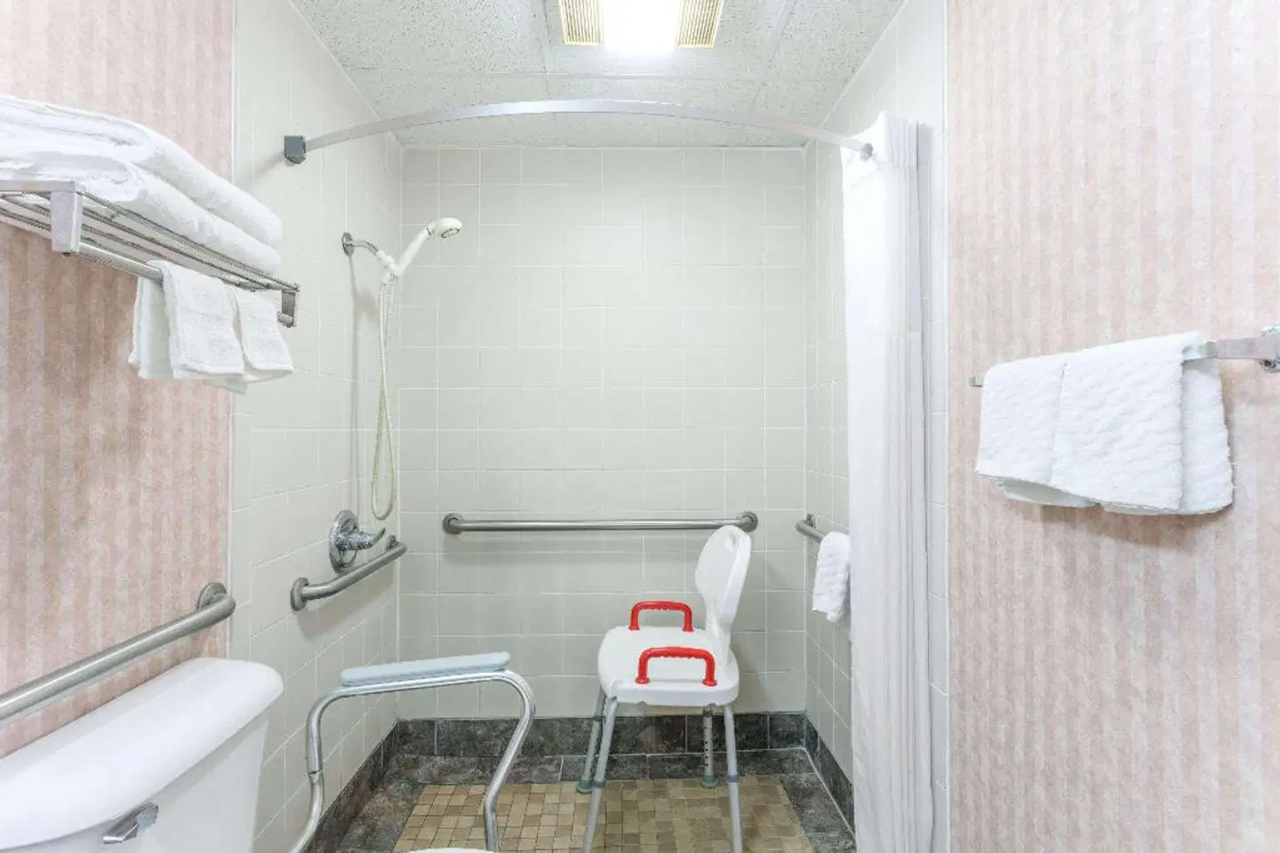 Days Inn by Wyndham Holladay Badezimmer