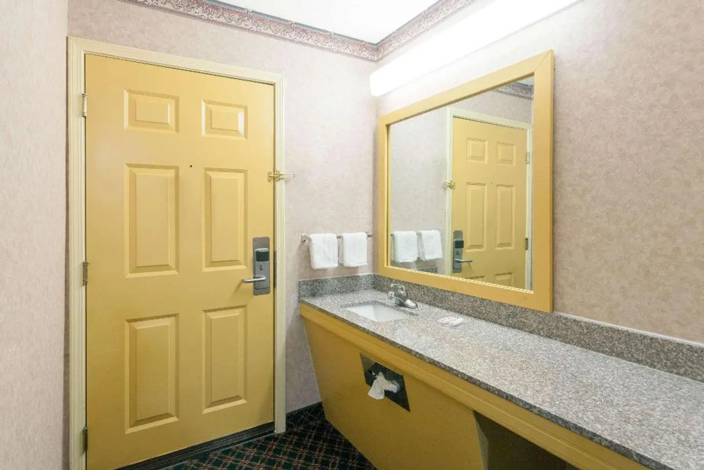 Days Inn by Wyndham Holladay Badezimmer