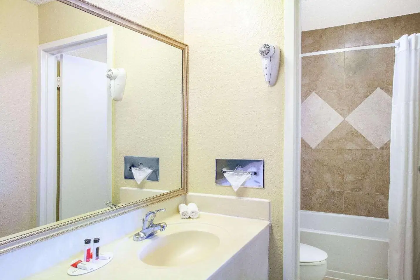 Days Inn by Wyndham Orlando Downtown Badezimmer