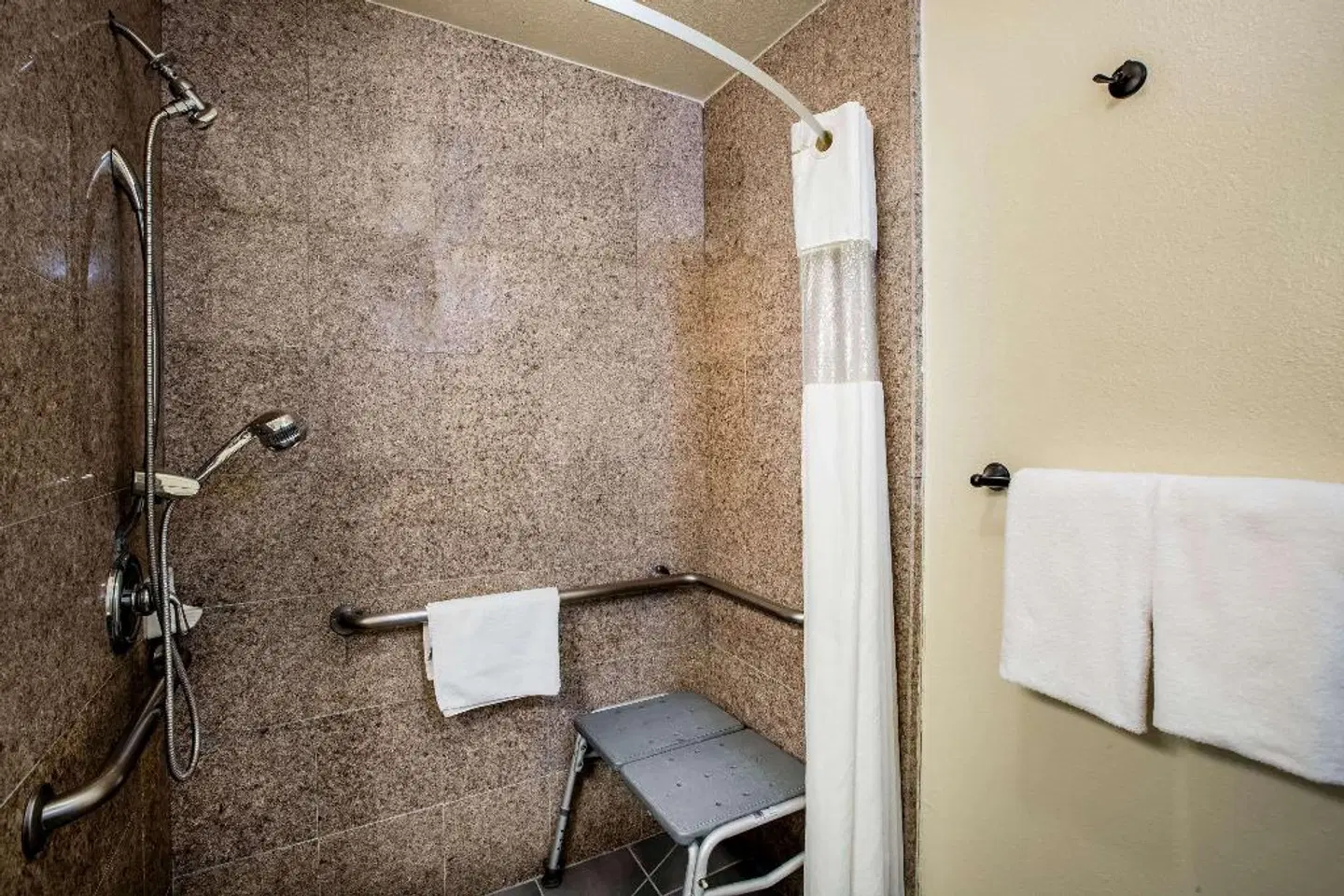 Days Inn by Wyndham Monterey Downtown ROOM_EXAMPLE