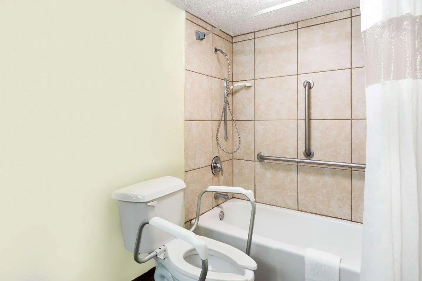 Days Inn by Wyndham Washington Badezimmer