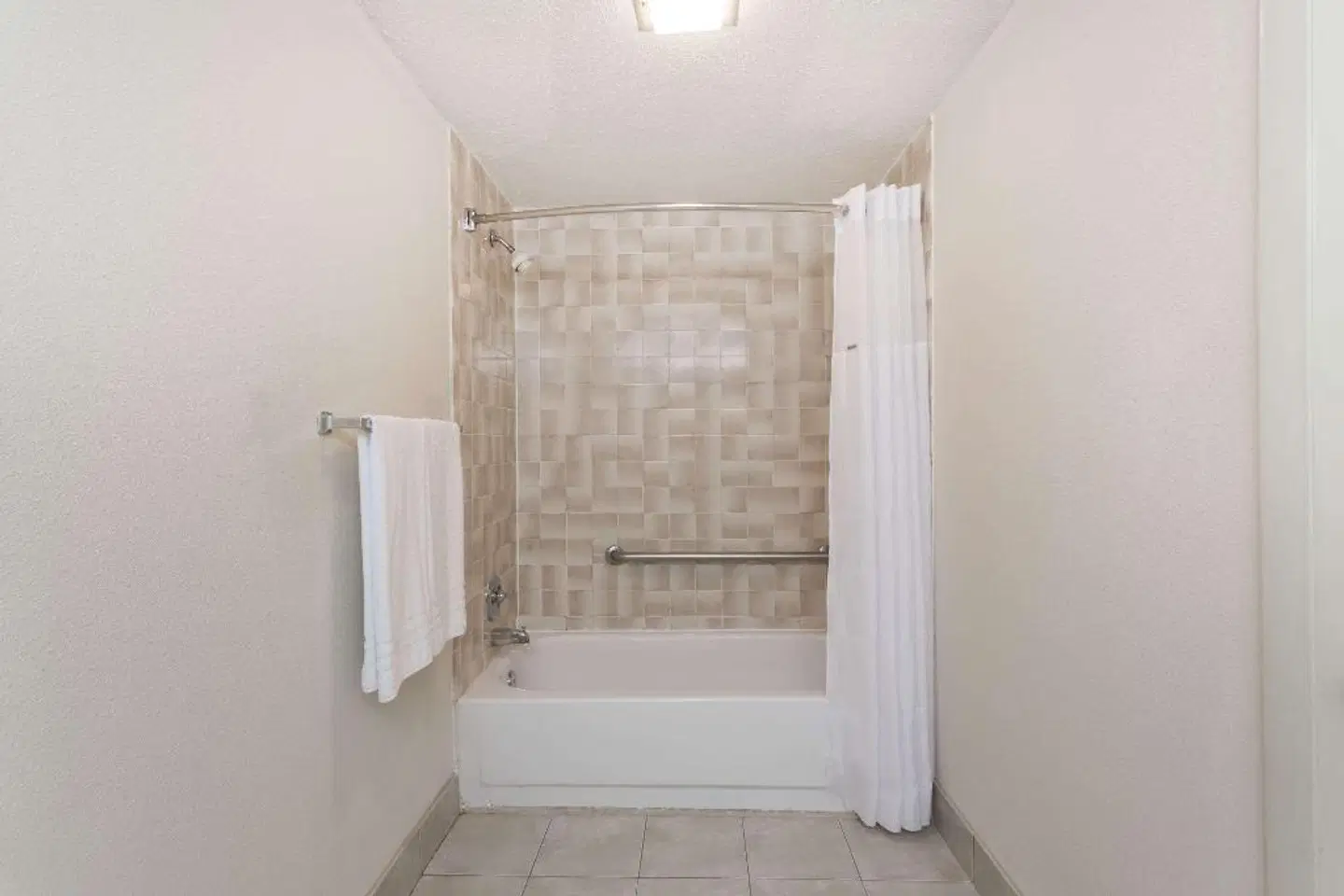 Days Inn by Wyndham Winston Salem North Badezimmer