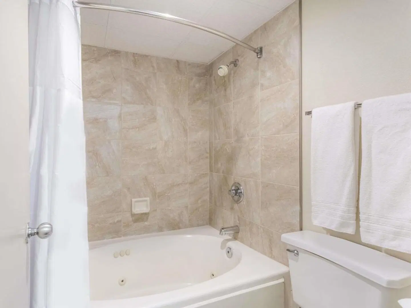 Days Inn by Wyndham Winston Salem North Badezimmer