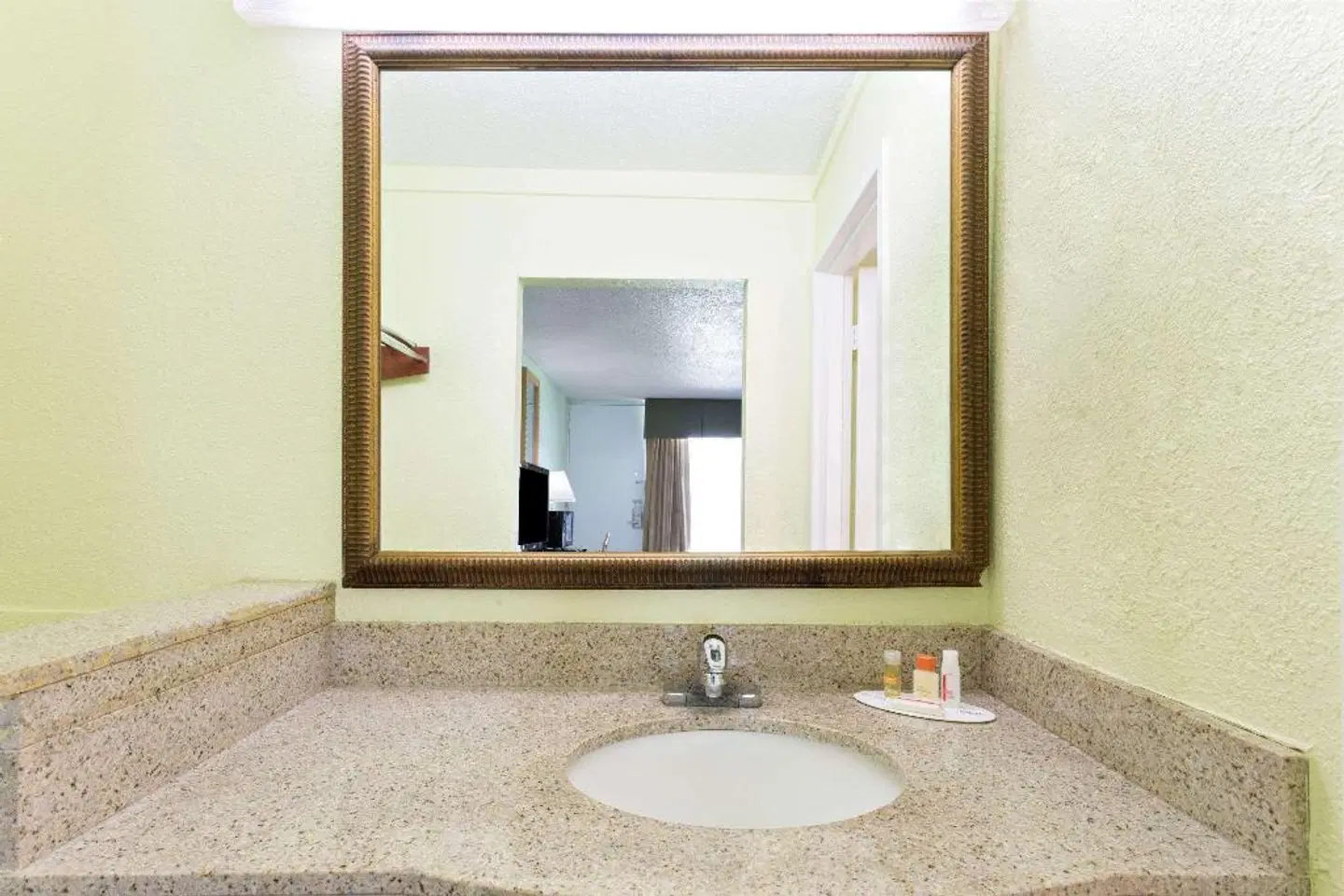 Days Inn by Wyndham Washington Badezimmer