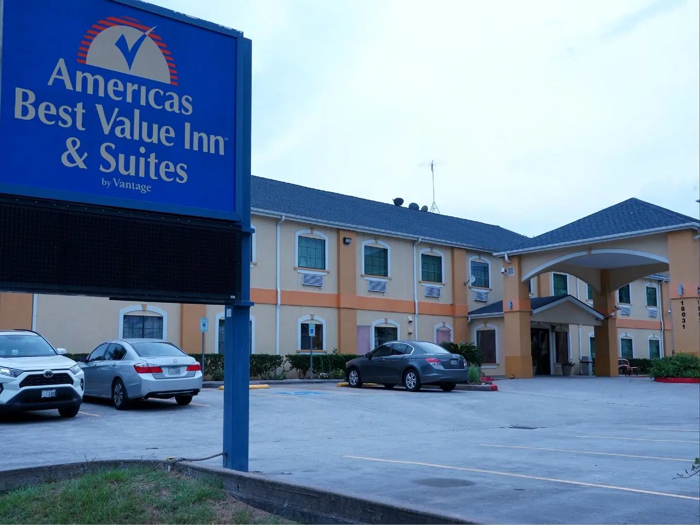 Americas Best Value Inn & Suites Bush Intl Airport EXTERIOR