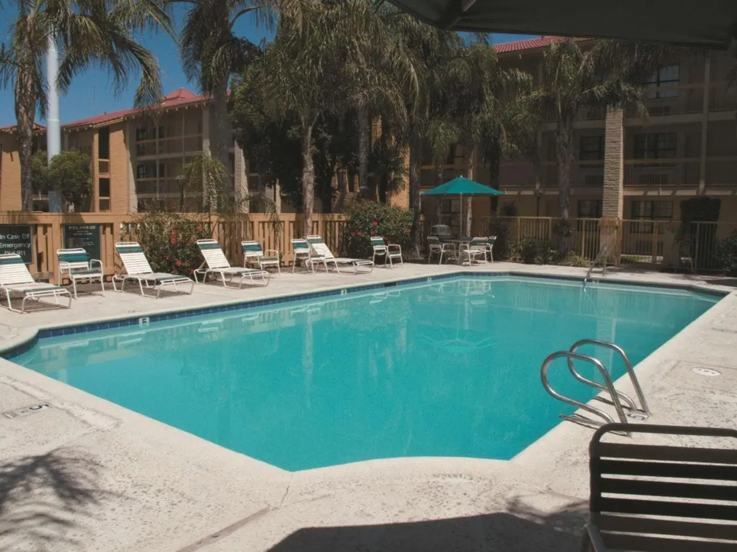 La Quinta Inn by Wyndham Bakersfield South OUTDOOR_POOL