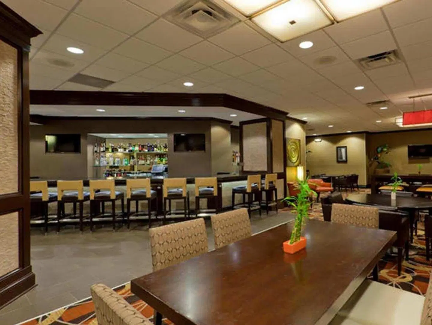 DoubleTree by Hilton BWI Airport Hotel Bar