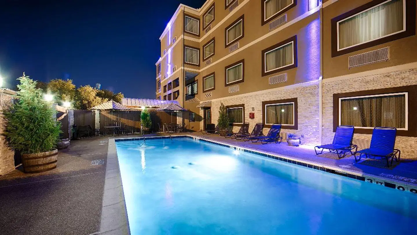 Best Western Plus Arlington North OUTDOOR_POOL