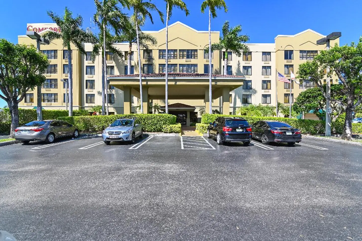 Comfort Suites Miami EXTERIOR