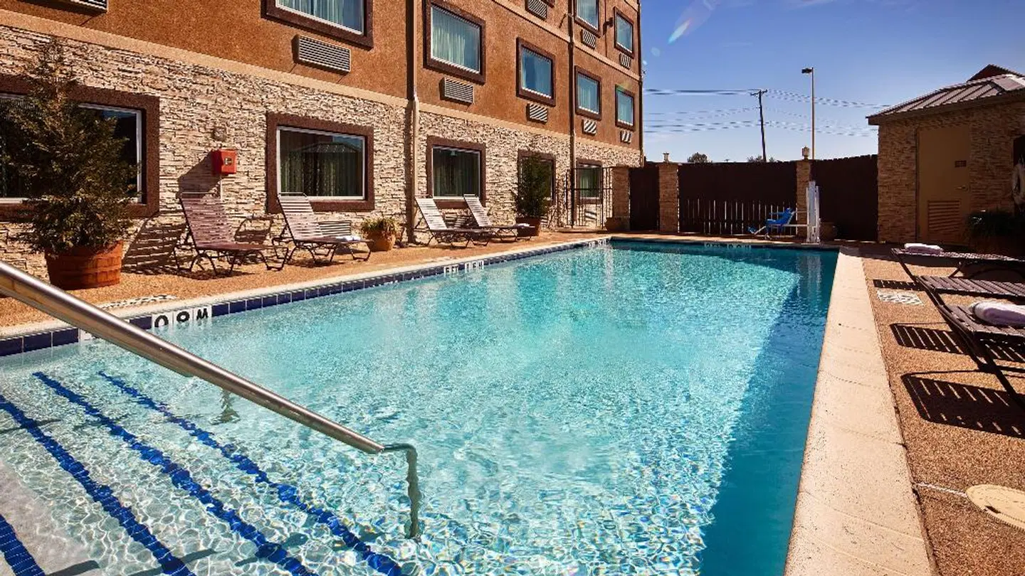Best Western Plus Arlington North OUTDOOR_POOL