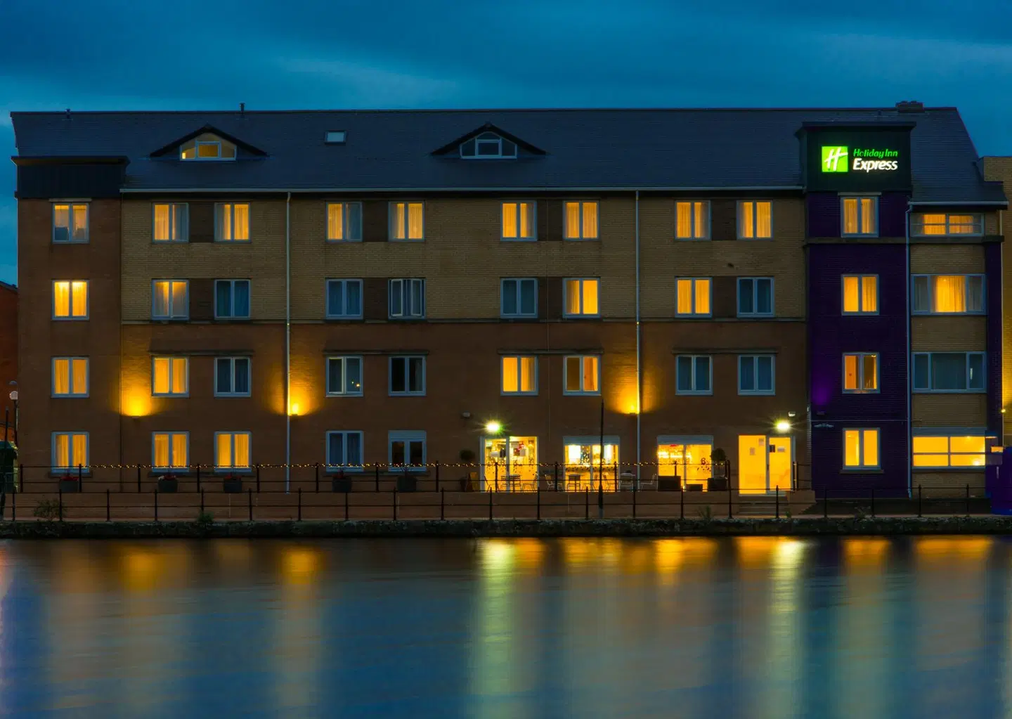 Holiday Inn Express Cardiff Bay EXTERIOR