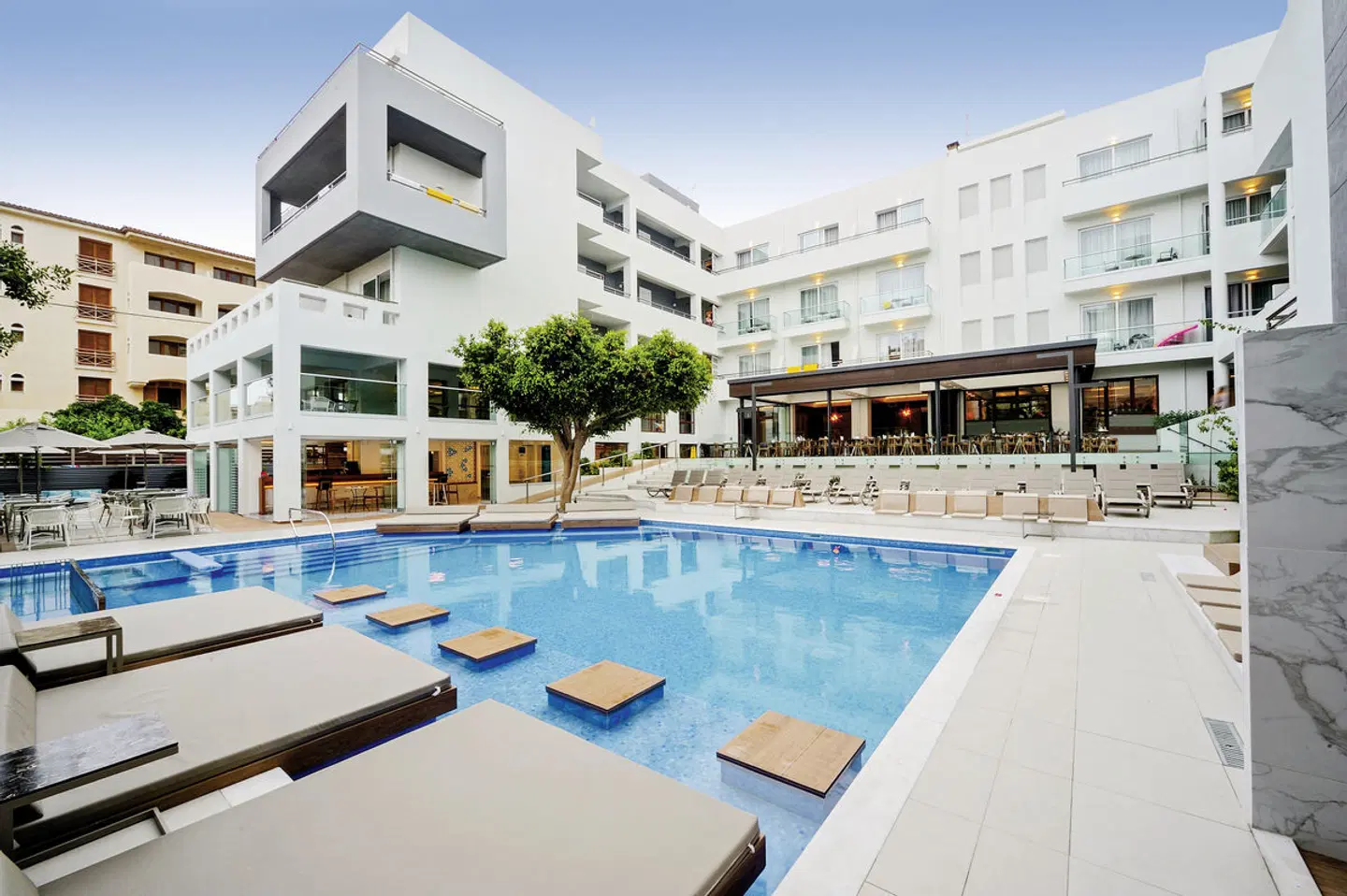 Atrium Ambiance OUTDOOR_POOL