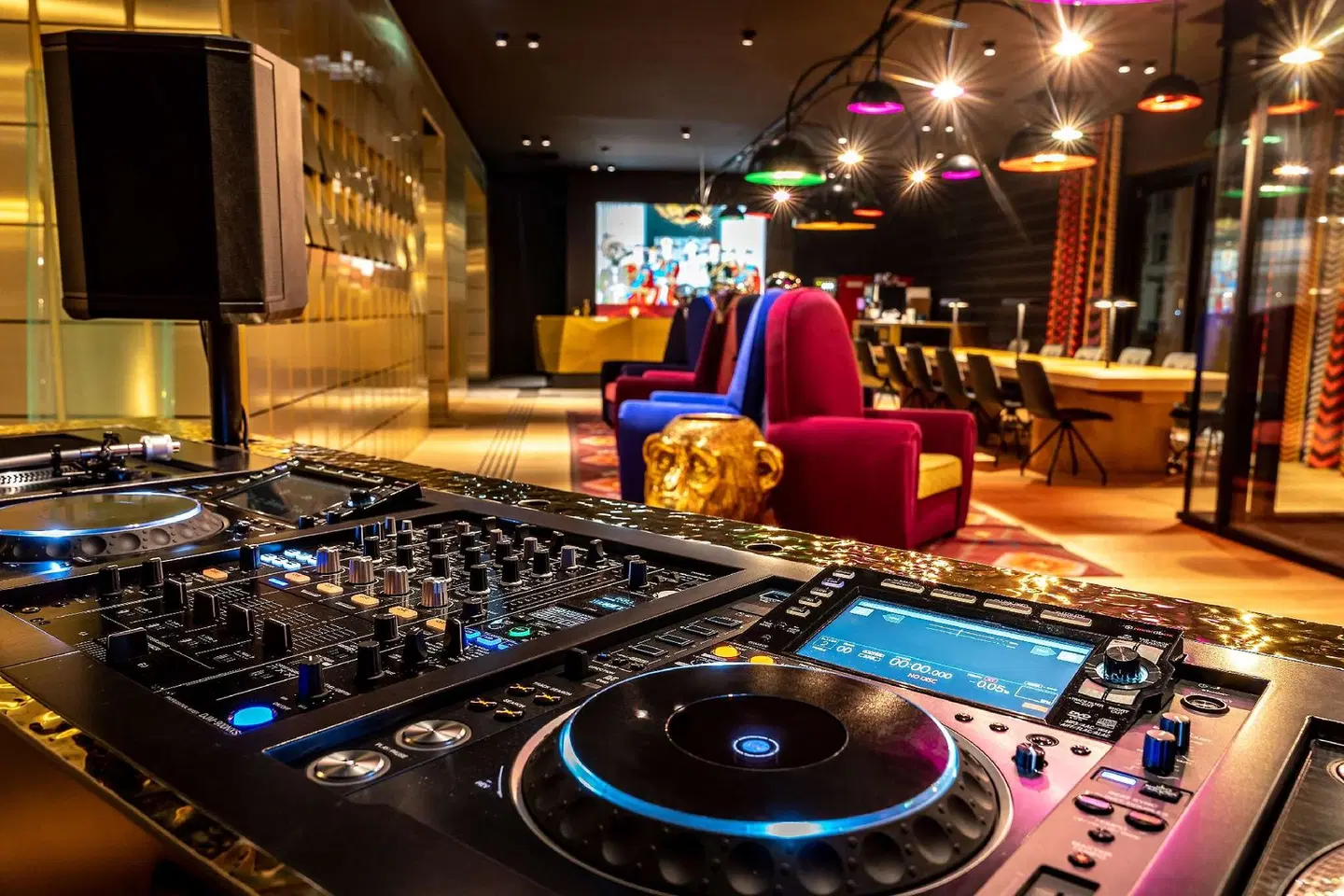 me and all hotel dusseldorf oberkassel, part of JdV by Hyatt LOUNGE_LOBBY