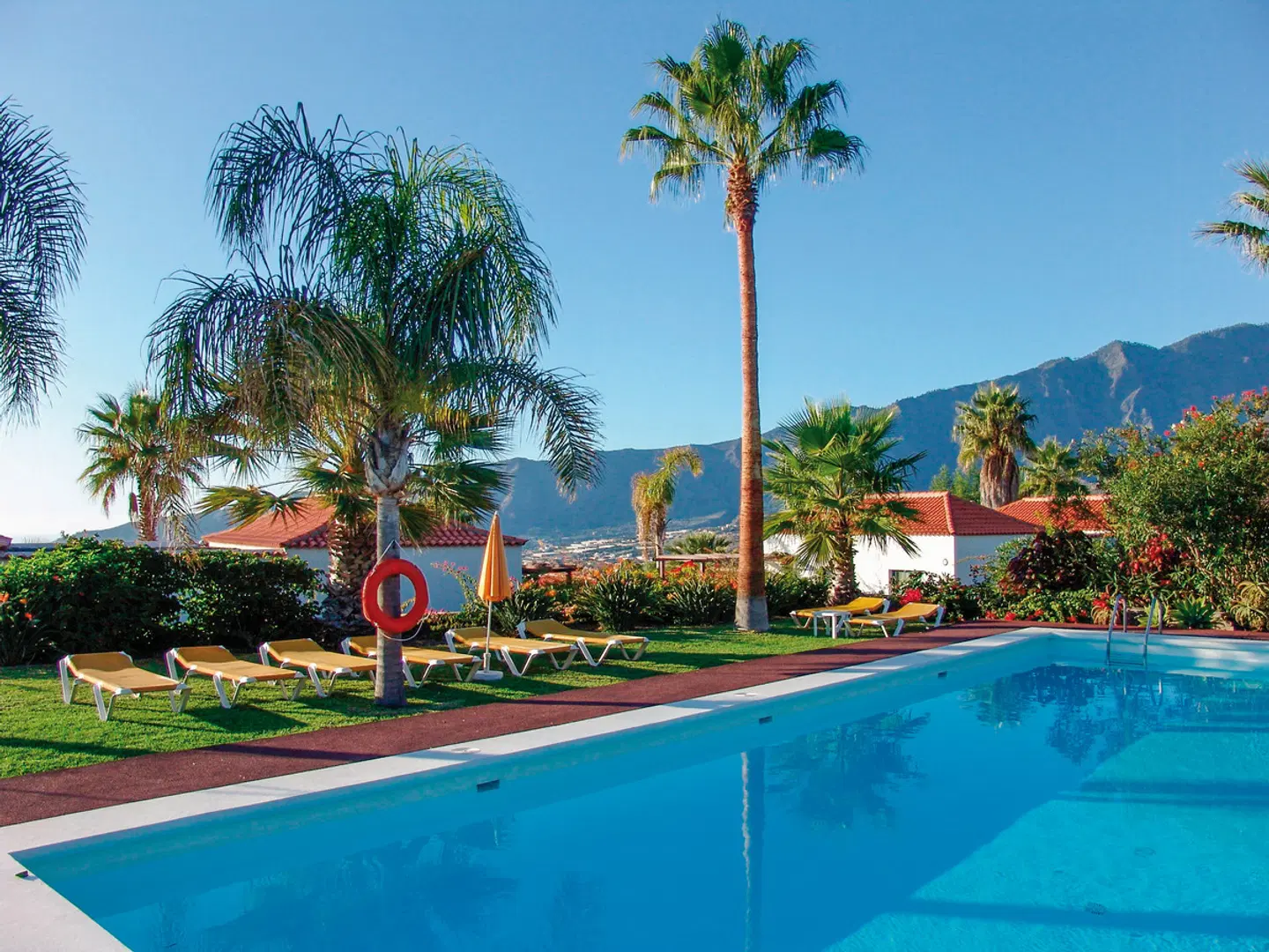 La Villa OUTDOOR_POOL