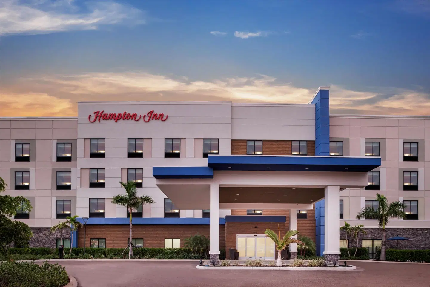 Hampton Inn Fort Myers Downtown EXTERIOR