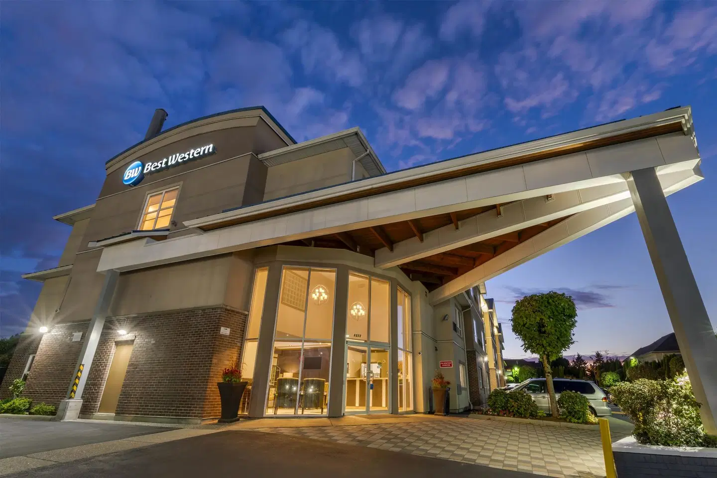 Best Western King George Inn & Suites EXTERIOR