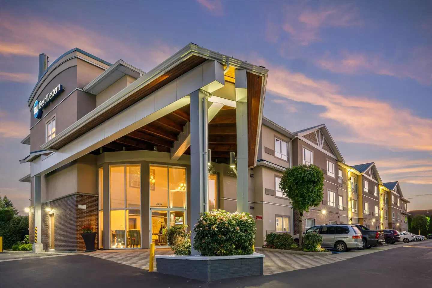 Best Western King George Inn & Suites EXTERIOR