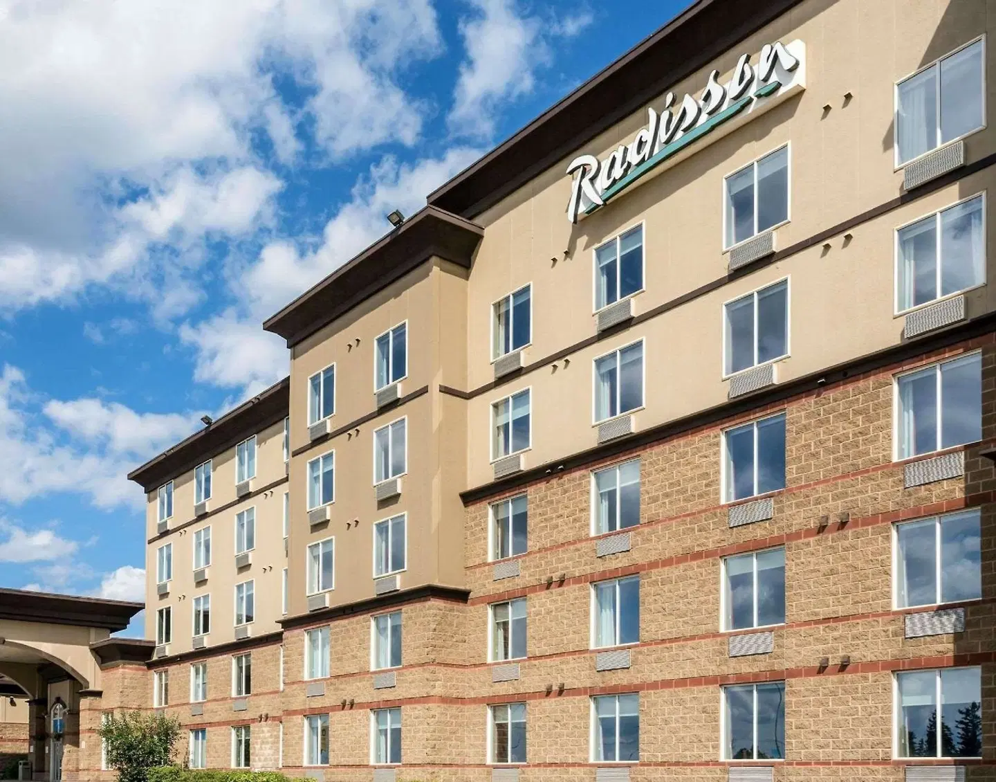 Radisson Hotel & Suites Fort McMurray EXTERIOR