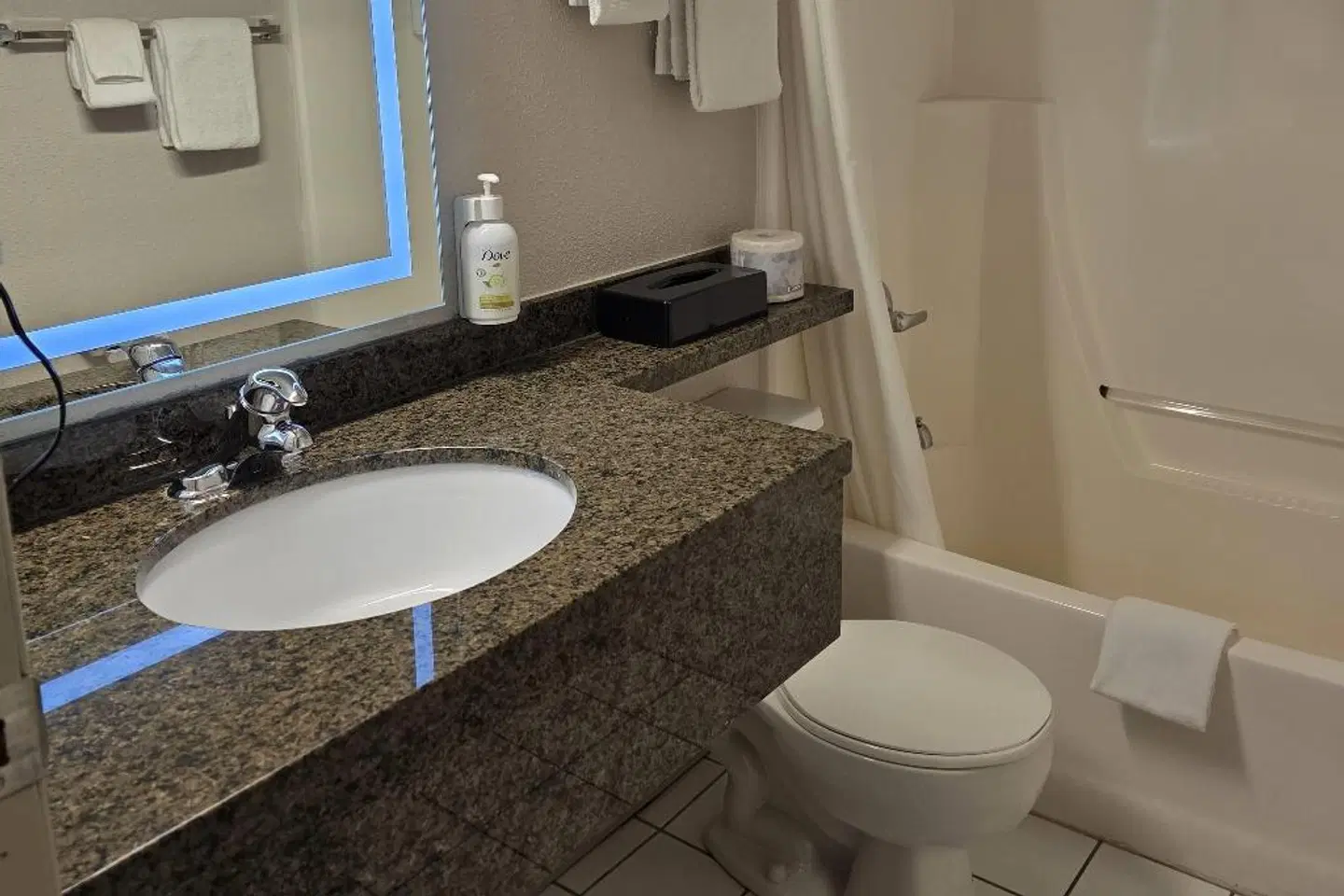 Super 8 by Wyndham Swift Current Badezimmer