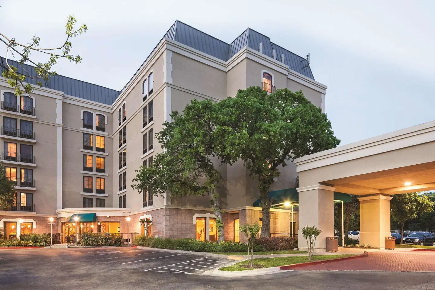 DoubleTree by Hilton Hotel Austin - University Area EXTERIOR