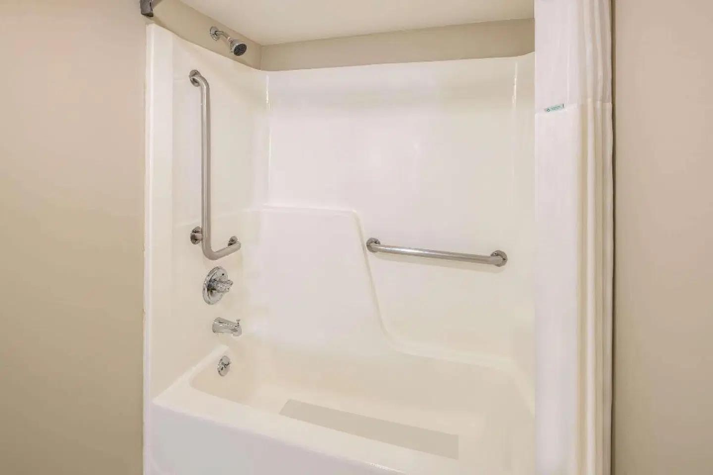 Days Inn by Wyndham Raleigh Midtown Badezimmer