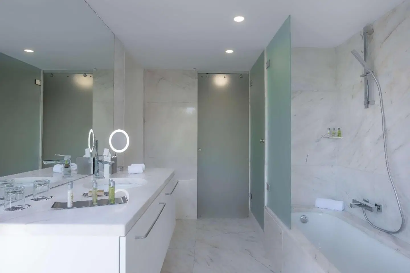 DoubleTree by Hilton Lisbon - Fontana Park Badezimmer