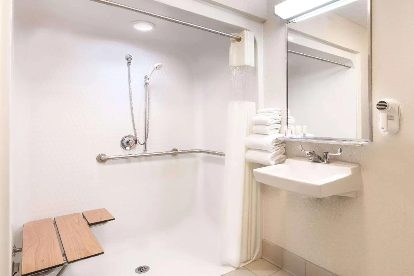 Baymont by Wyndham Columbus/Rickenbacker Badezimmer