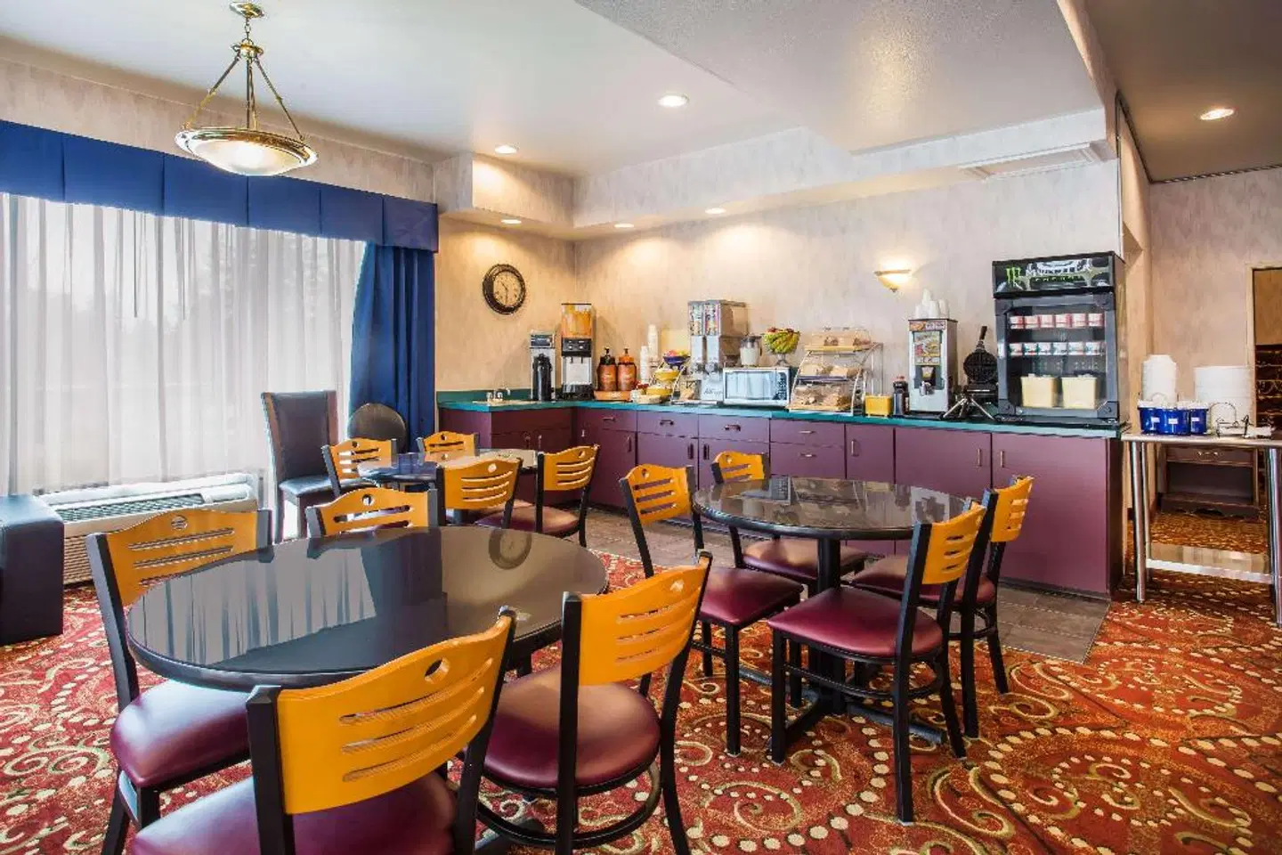 Days Inn by Wyndham Seattle Aurora Bar