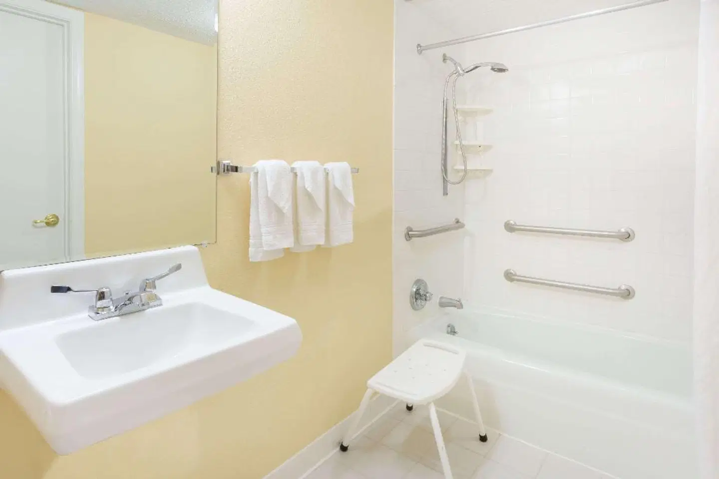 Days Inn by Wyndham Staunton Badezimmer