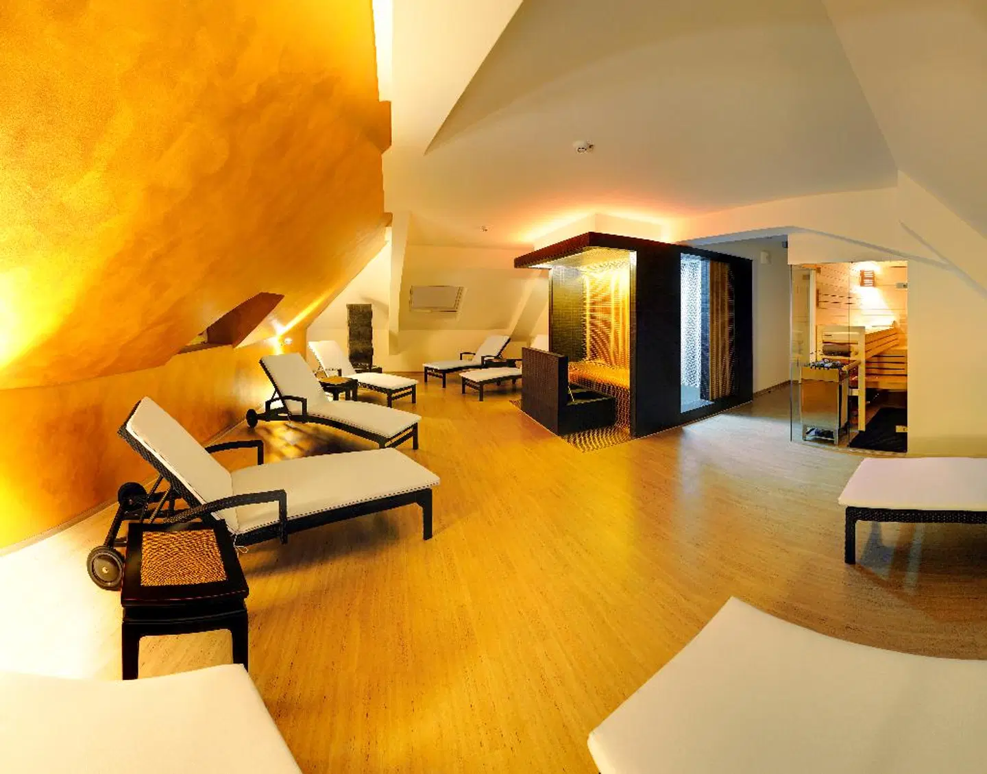 V8 Hotel Classic Motorworld Region Stuttgart SPORTS_AND_LEISURE