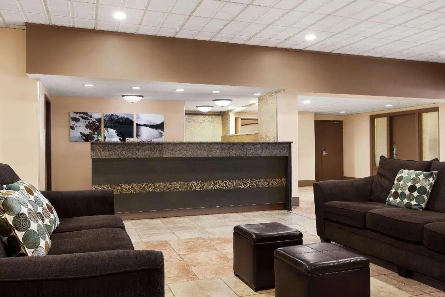 Quality Inn & Suites LOUNGE_LOBBY