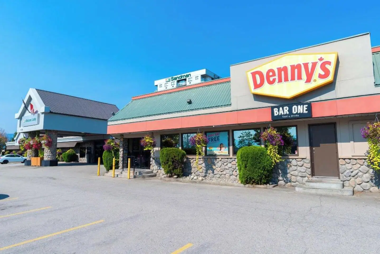 Sandman Hotel & Suites Kelowna EXTERIOR