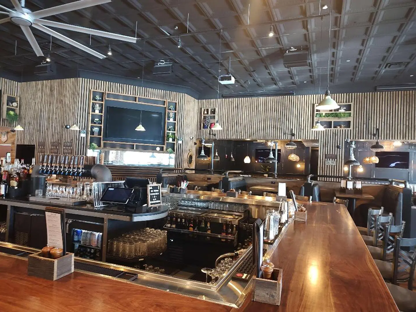 Best Western Plus New Englander Bar