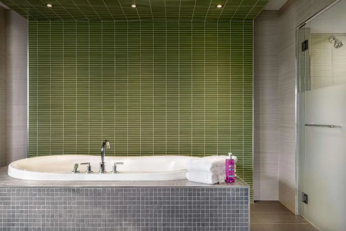 Coast Prince George Hotel by APA Badezimmer