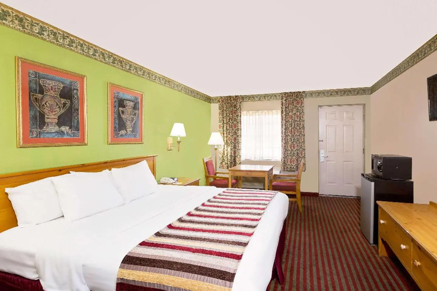 Days Inn & Suites by Wyndham Starkville ROOM_EXAMPLE