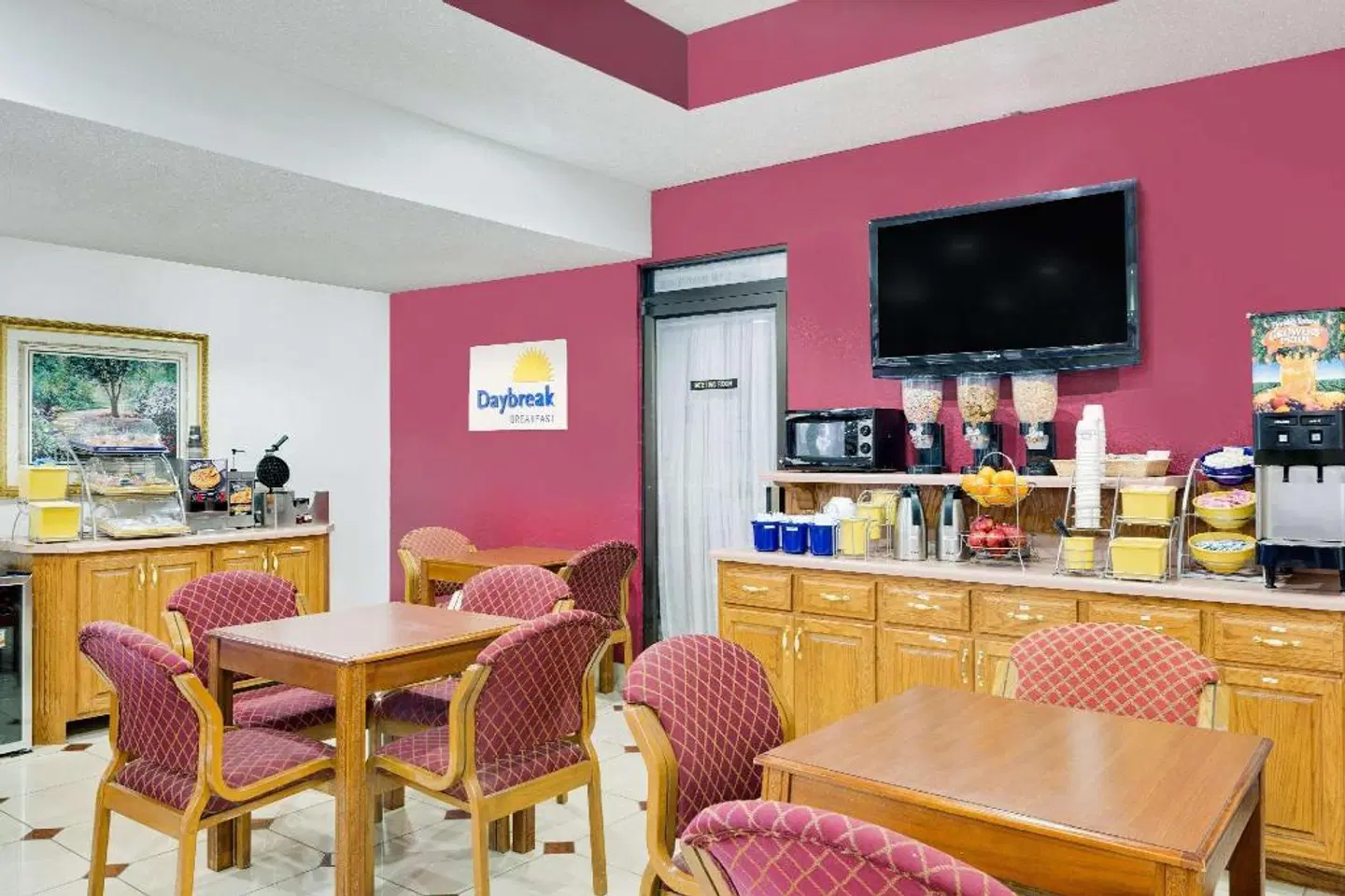 Days Inn & Suites by Wyndham Starkville Bar