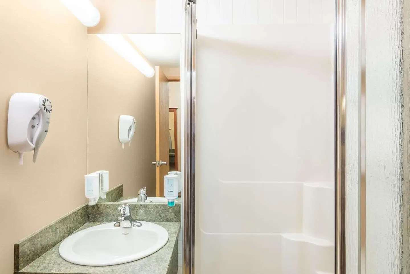 Super 8 by Wyndham St Johns Badezimmer