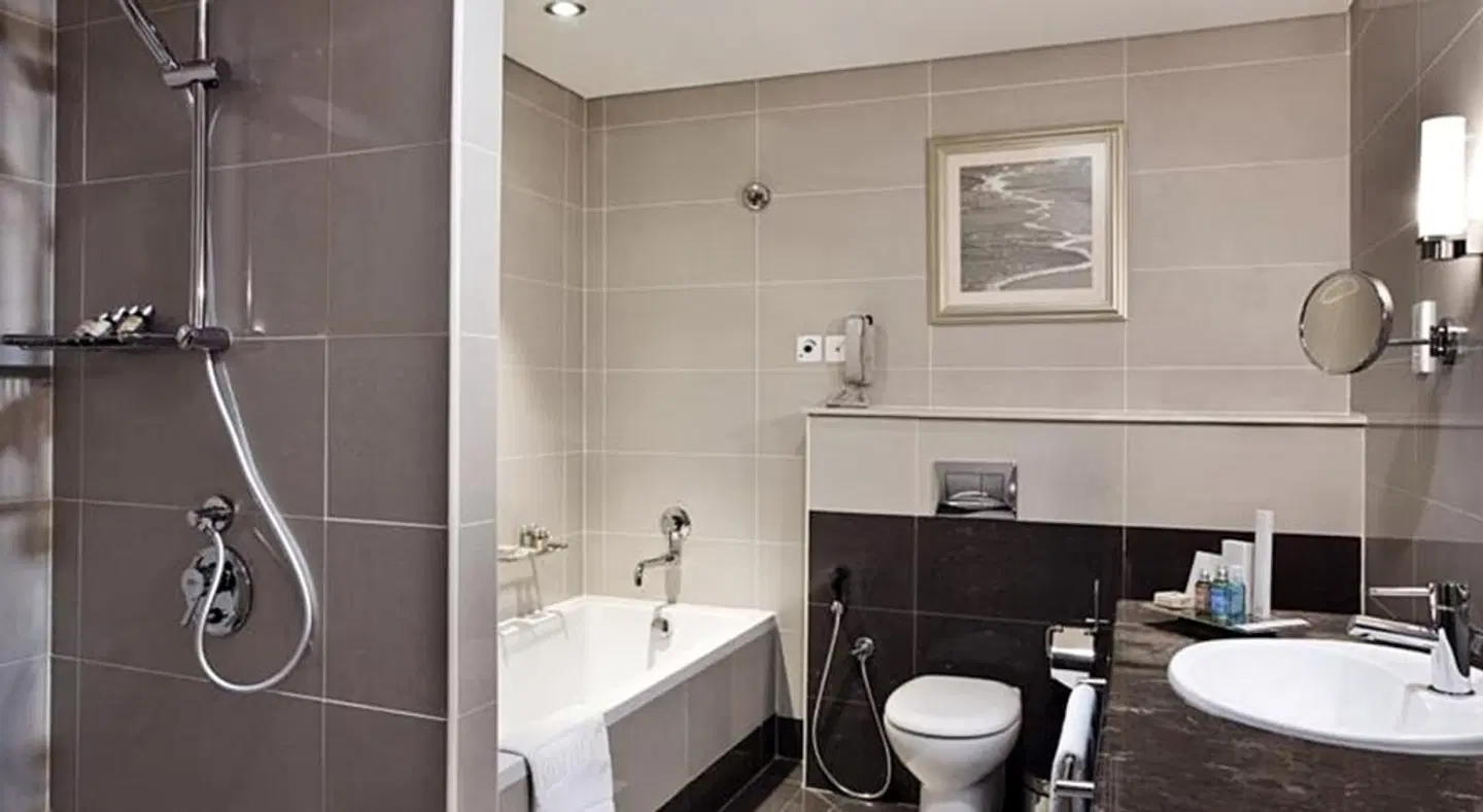 Media Rotana Dubai BATHROOM