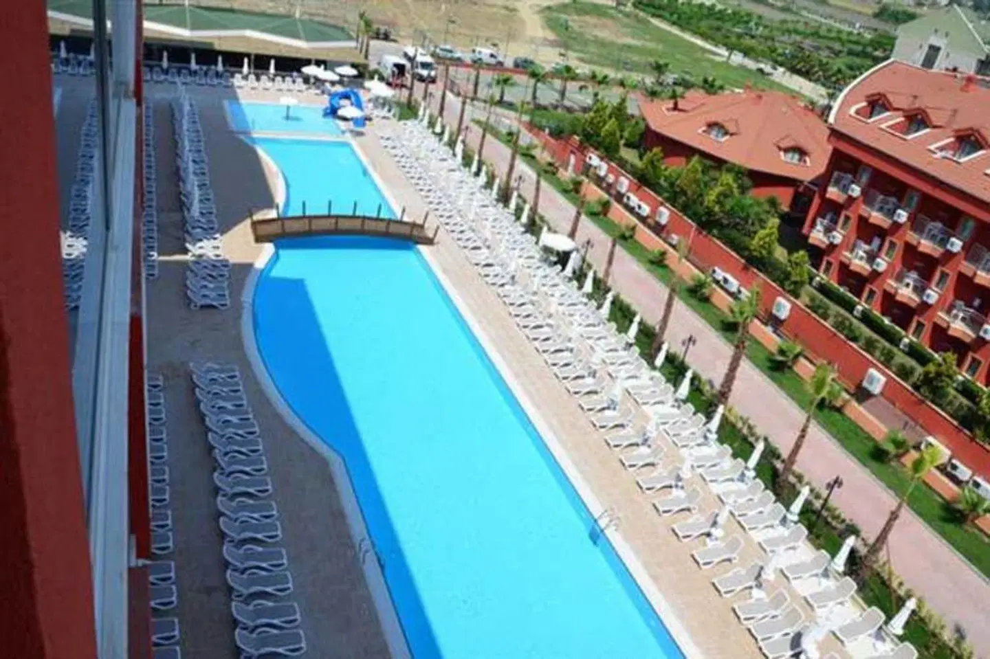 Club Side Coast OUTDOOR_POOL