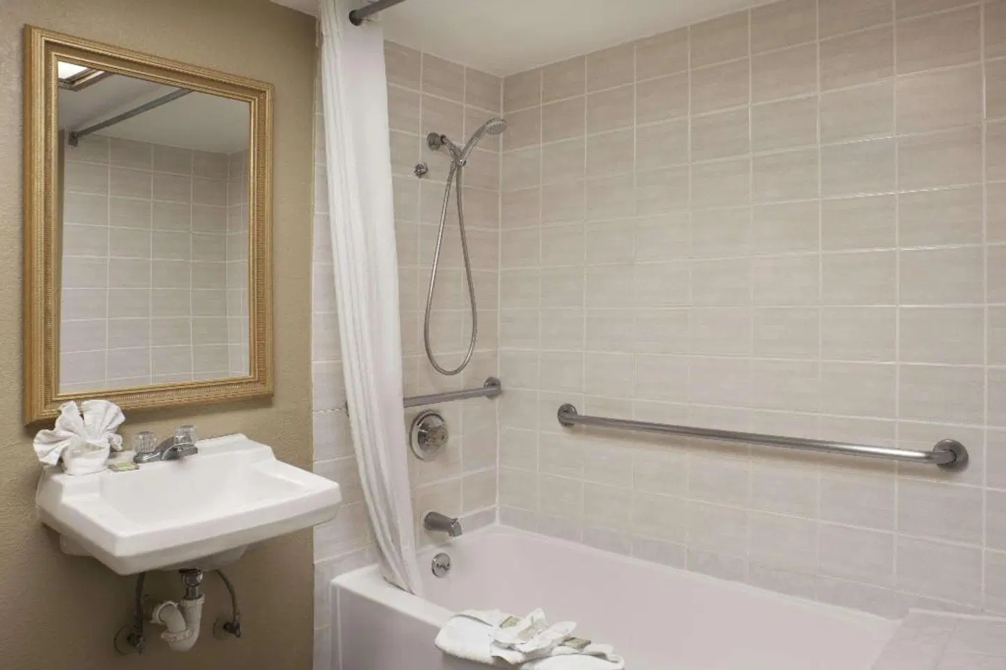 Super 8 by Wyndham NAU Downtown Conference Center Badezimmer